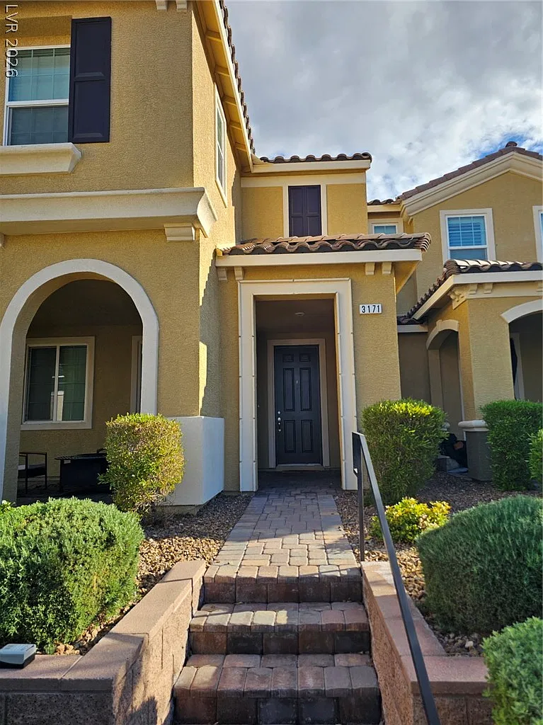 3 bed, 2.5 bath, 1842 sqft, $2,090 — Photo 3