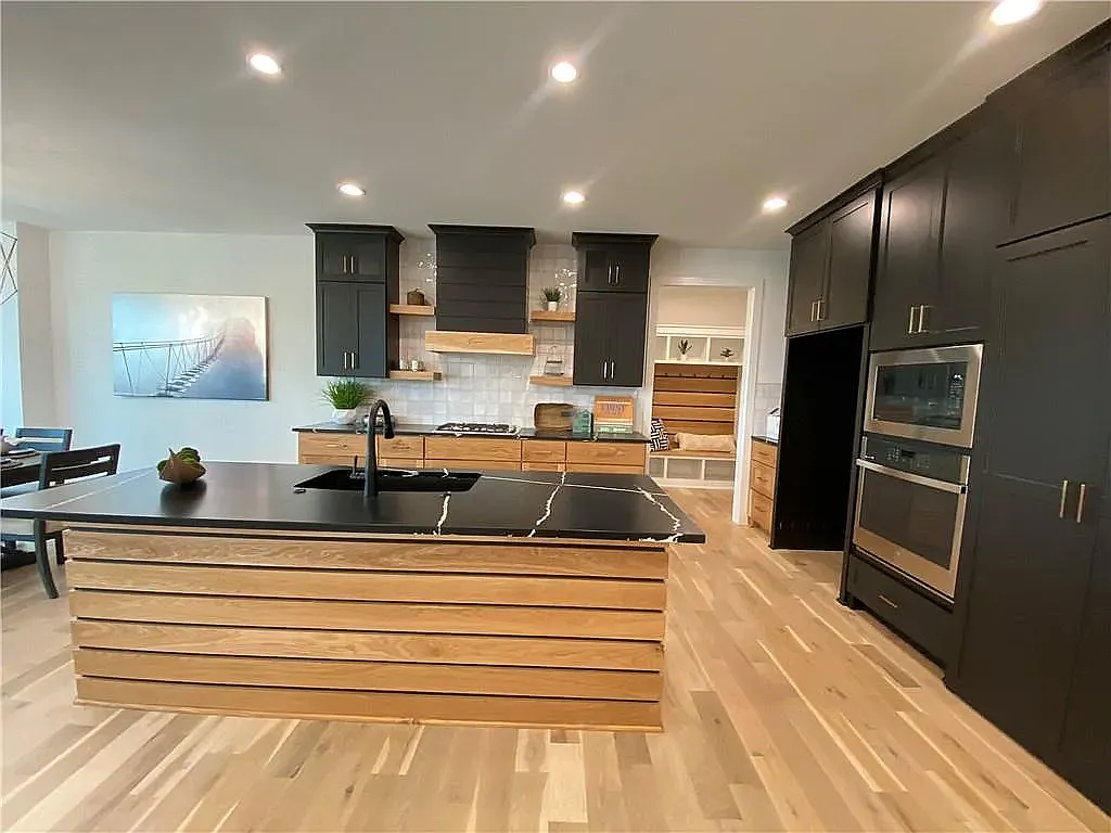 5 bed, 2788 sqft, $5,200 — Photo 4