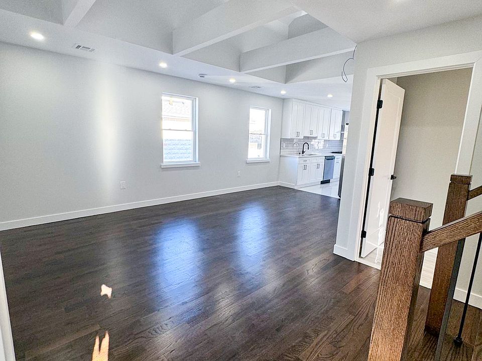 Livingroom/ dining room open to kitchen