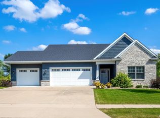 6423 Fairhaven Rd, Davenport, IA 52807