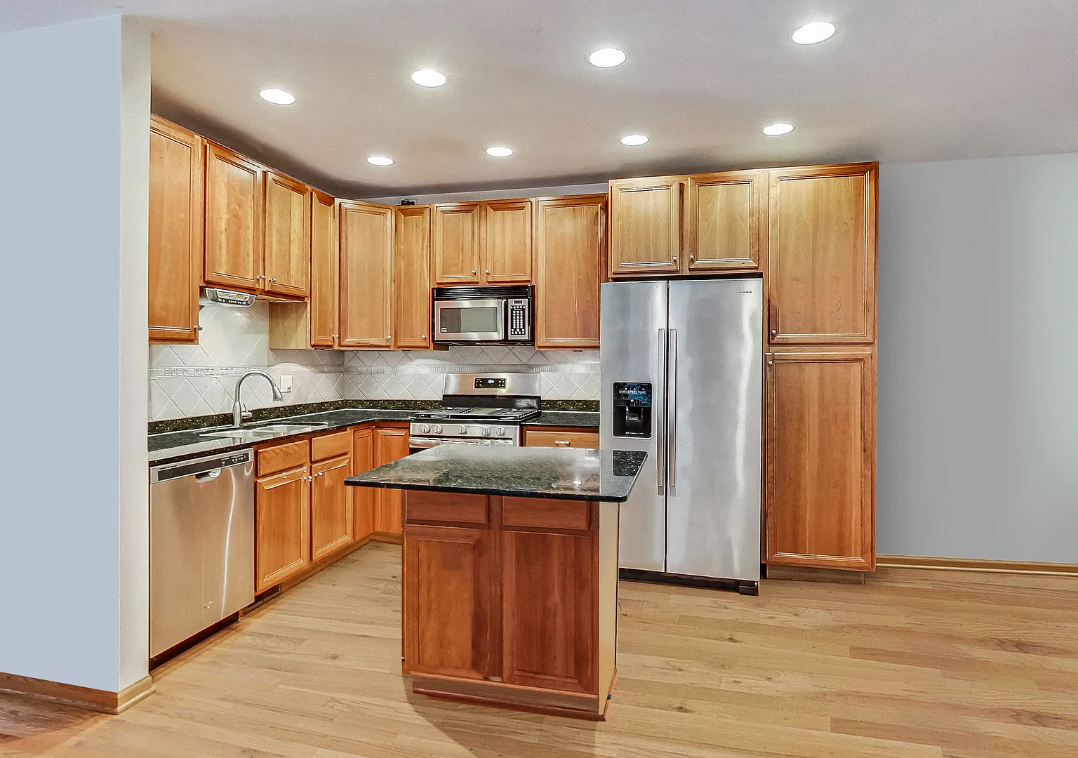 3 bed, 2250 sqft, $3,700 — Photo 2
