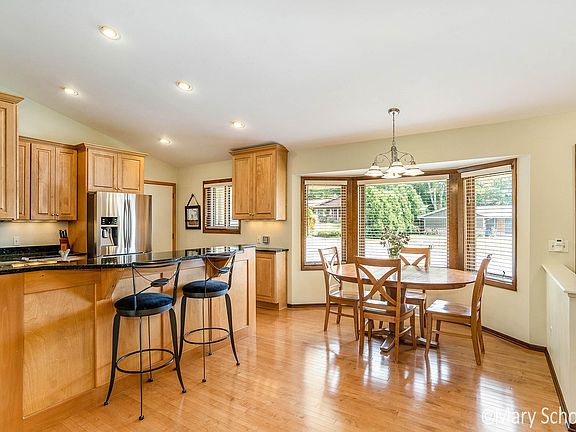5th image of 2401 Cedarcrest Dr NE