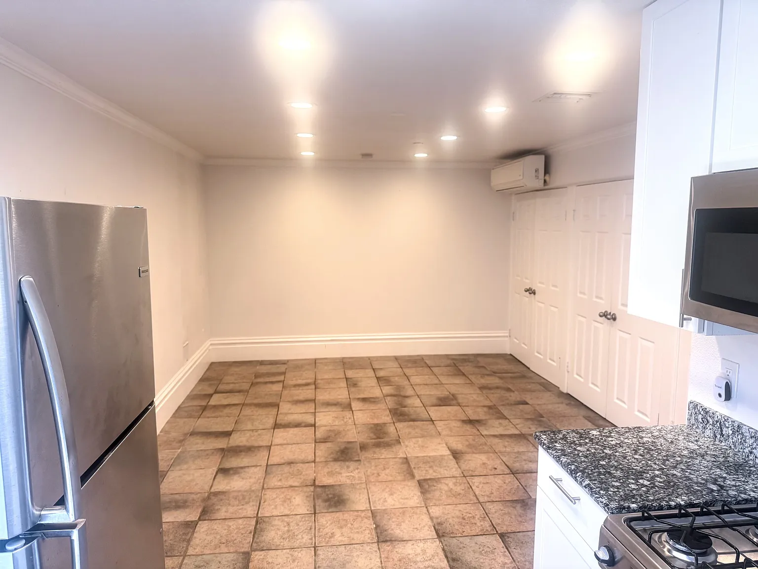 Studio, 370 sqft, $1,900 — Photo 2