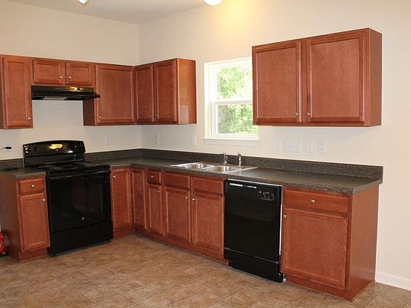 Fully equipped kitchen, with refrigerator, stove, and dishwasher.