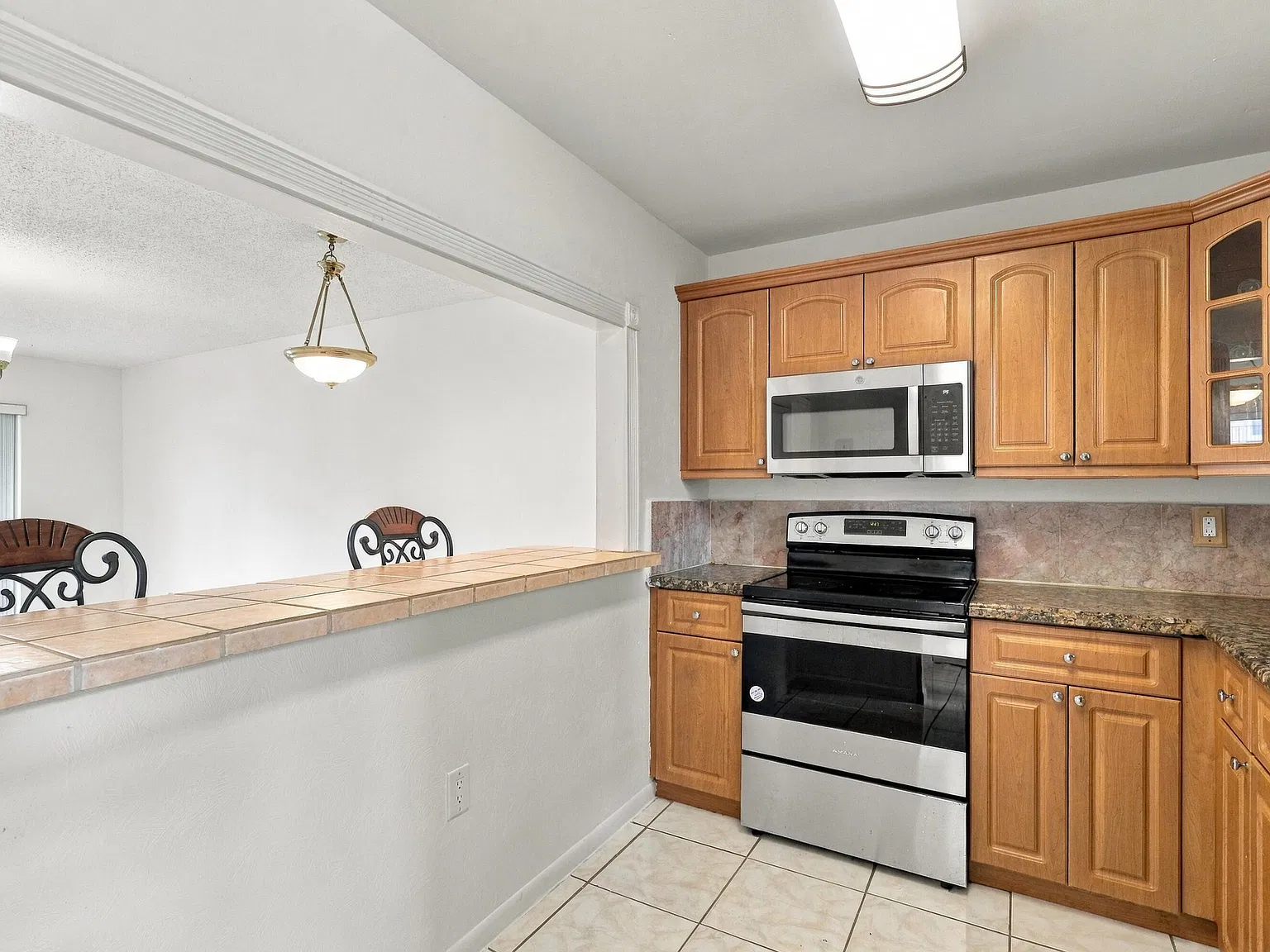 1 bed, 1.0 bath, 696 sqft, $1,550 — Photo 2