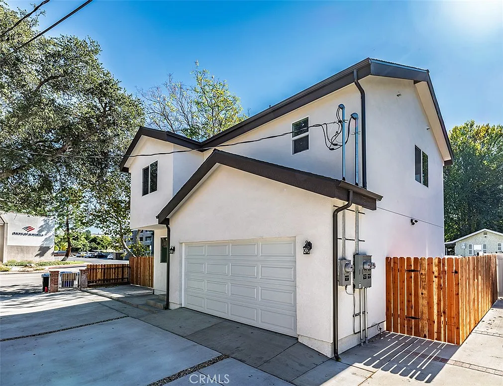 3 bed, 2.5 bath, 1300 sqft, $3,900 — Photo 1