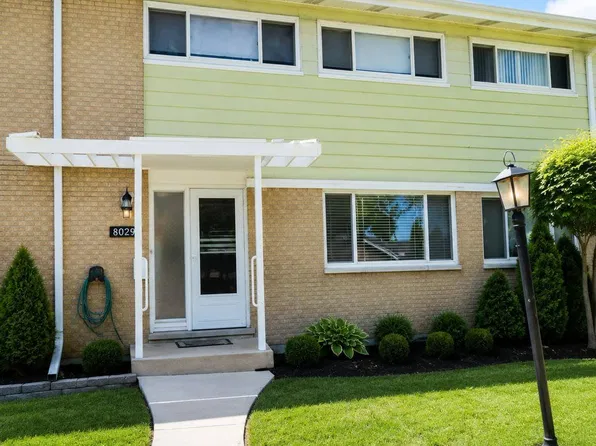 8029 W Lyons St, Niles, IL 60714