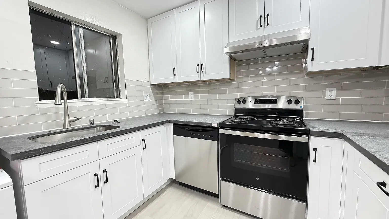 2 bed, 900 sqft, $3,500 — Photo 3