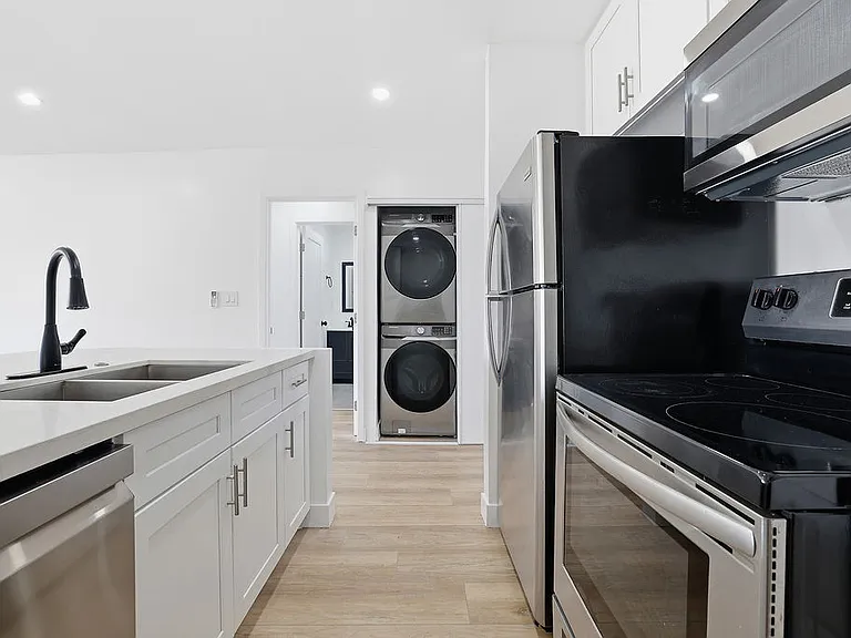 Encino Country Club Apartments — Photo 101