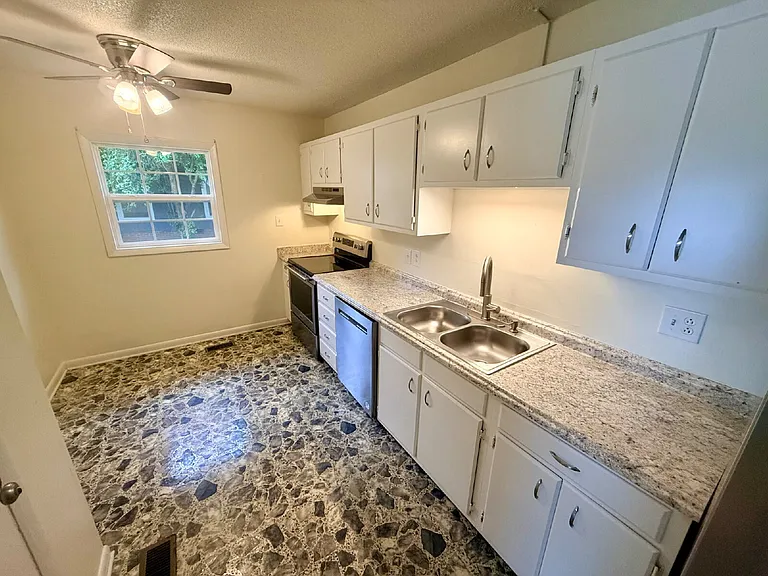1009 Louisburg Pl — Photo 13