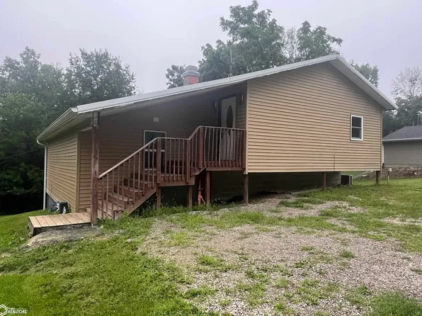 1261 Holiday Ln, Brooklyn, IA 52211