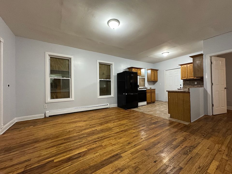 1st image of 19 Laurel St #1