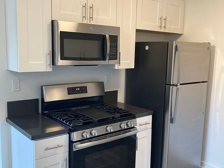570 N Los Robles Ave — Photo 69