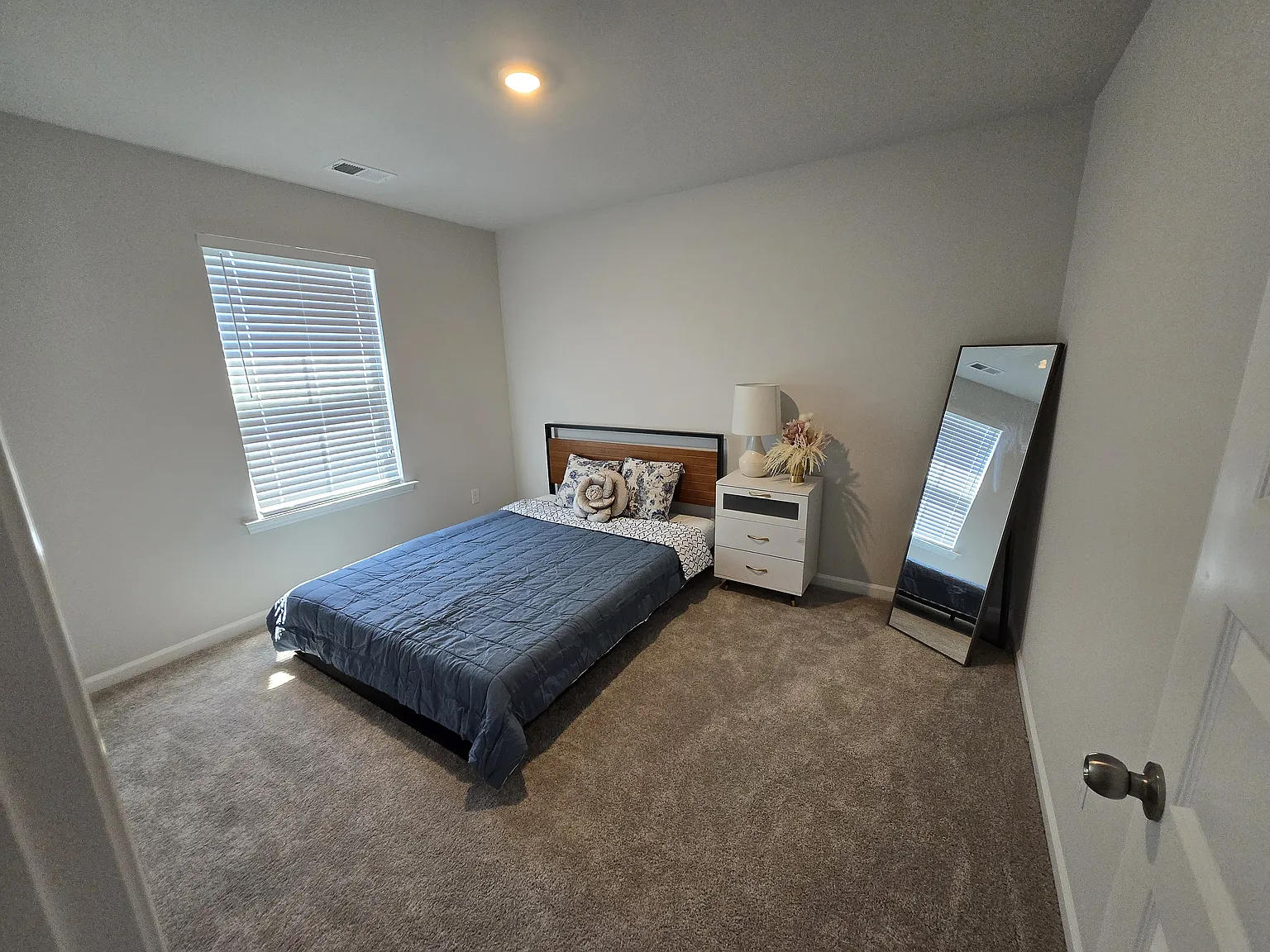 5 bed, 3.5 bath, 2407 sqft, $900 — Photo 3