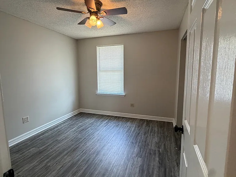 411 Baltic Ct — Photo 16