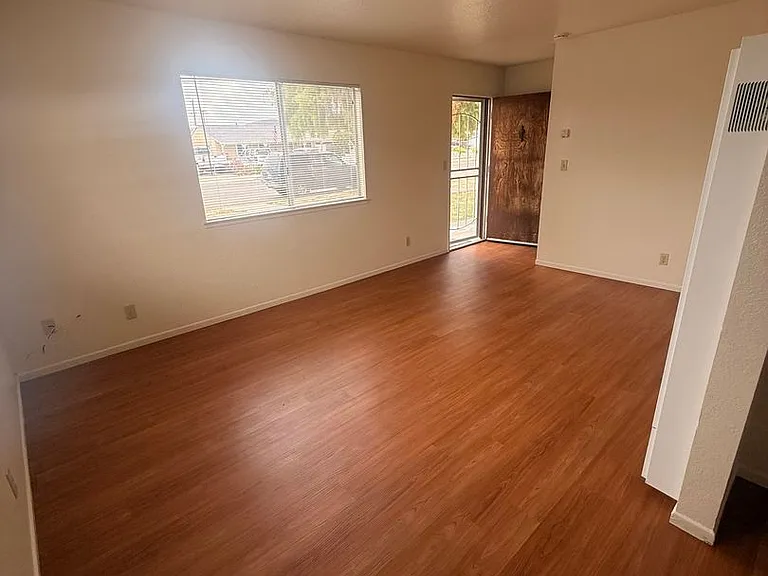 509 N F St — Photo 3