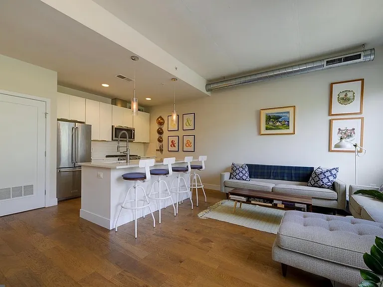 2000 Clarendon Blvd #303 — Photo 3