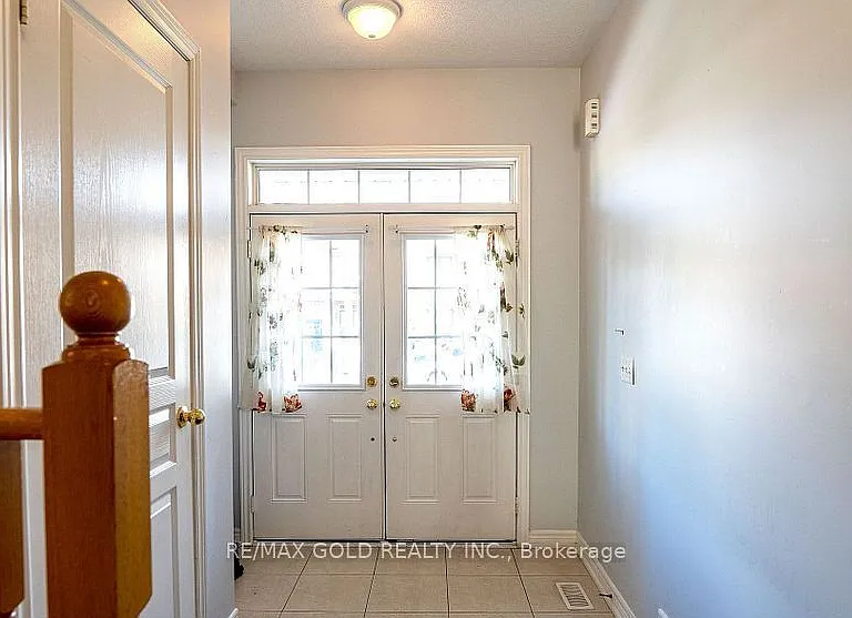 11 Vanderpool Cres #1 — Photo 3