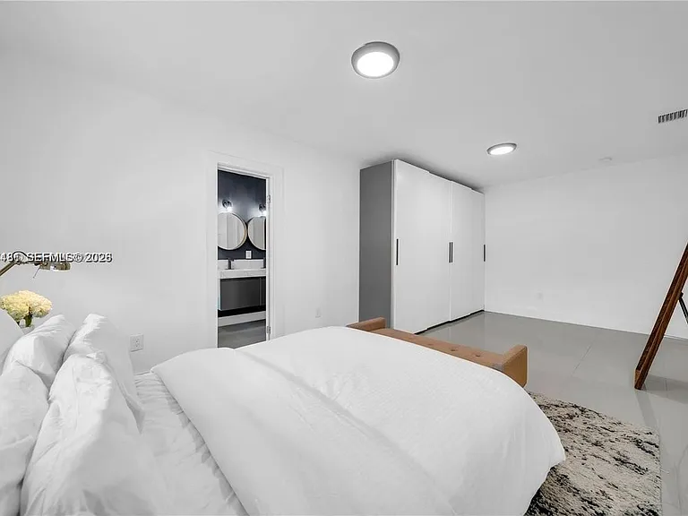 555 NE 127th St — Photo 18