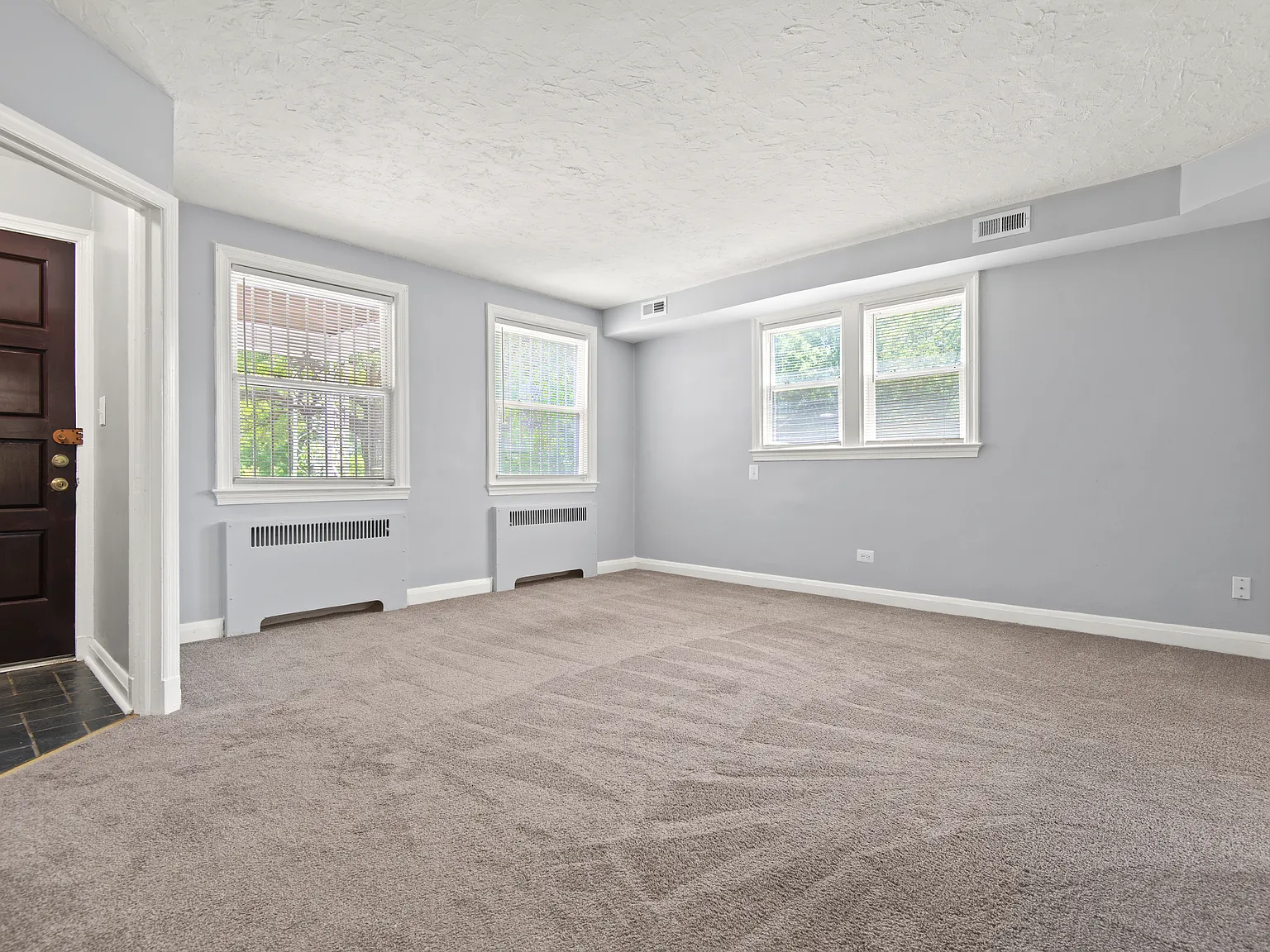 3 bed, 2.5 bath, 2200 sqft, $2,075 — Photo 4