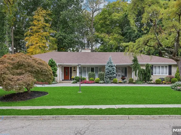 673 Iroquois St, Oradell, NJ 07649