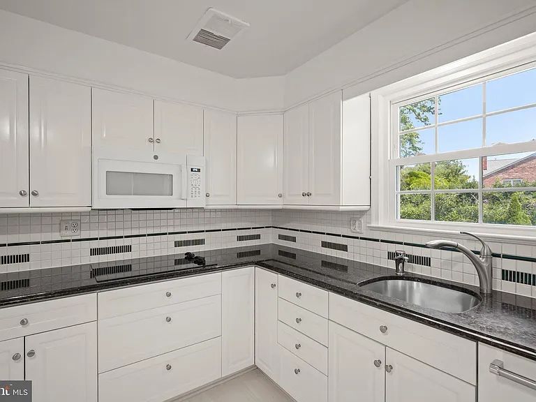 7109 Radnor Rd — Photo 12