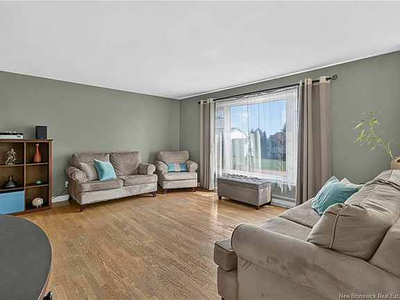 2nd image of 91 Old Oak Cres