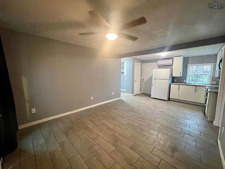 2142 Avenue F — Photo 2
