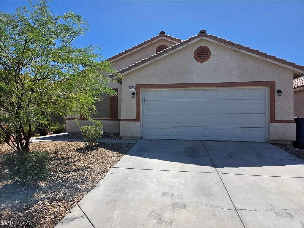 3 bed, 2.0 bath, 1368 sqft, $1,795 — Photo 1