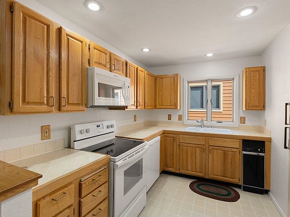 5th image of 120 Village Blvd #121