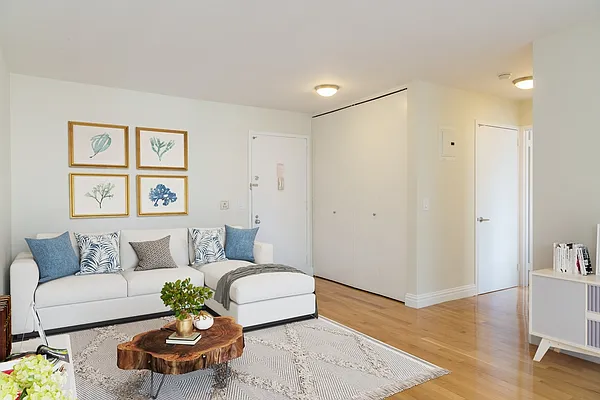 Rented by Stonehenge NYC LLC | media 60