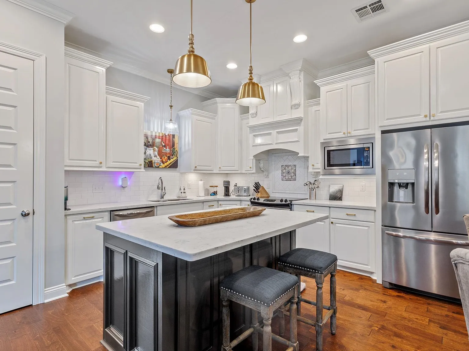 3 bed, 2.5 bath, 2050 sqft, $2,400 — Photo 3
