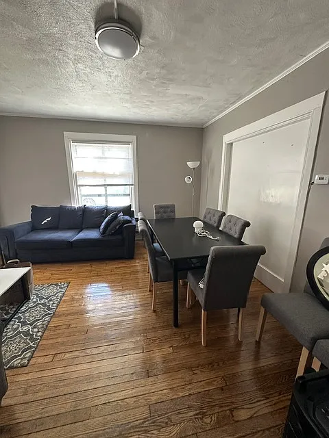 7 bed, 2.5 bath, 4000 sqft, $8,295 — Photo 2