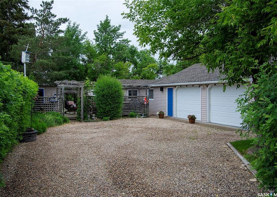 1st image of 106 Nicoll AVENUE