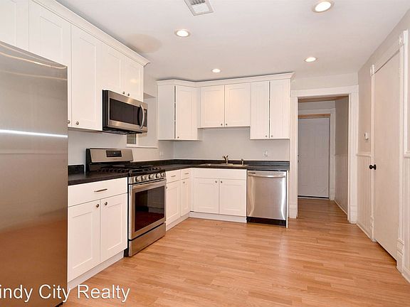 5th image of 911 W Newport Ave #10332832