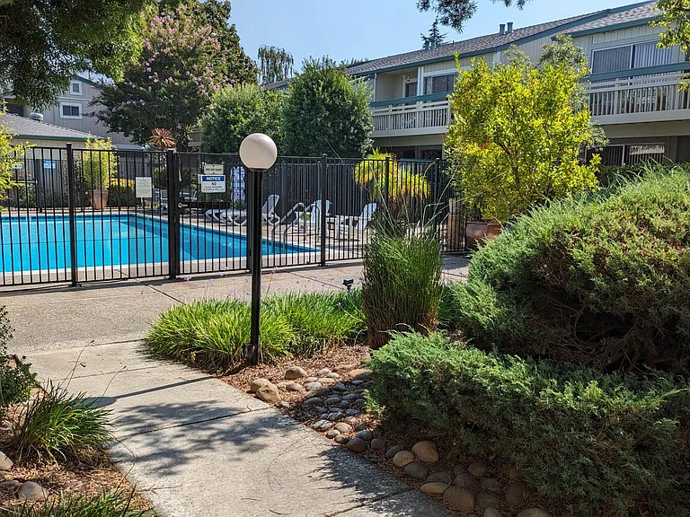 Live Oak Apartments — Photo 76