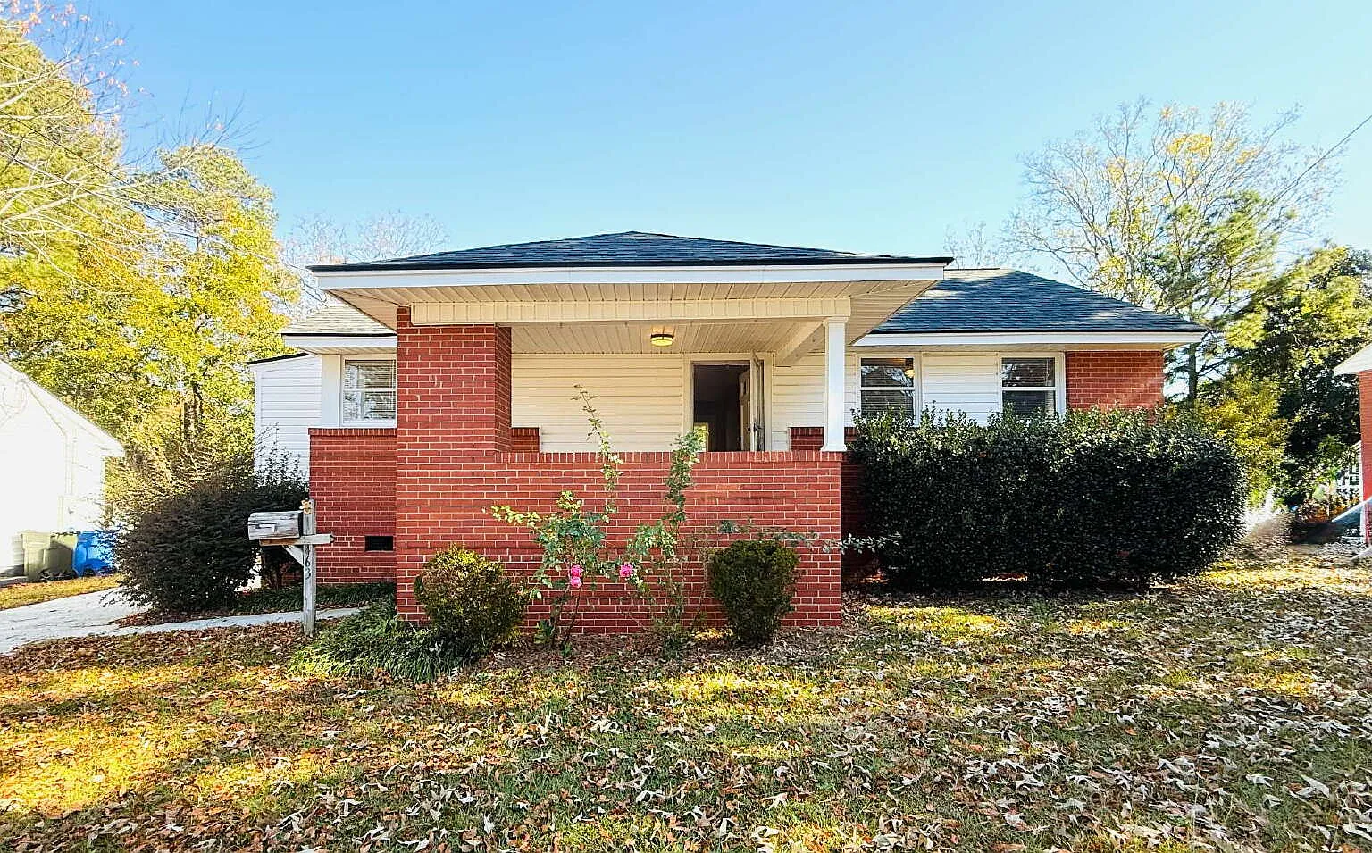 2 bed, 1.0 bath, 922 sqft, $1,250 — Photo 1