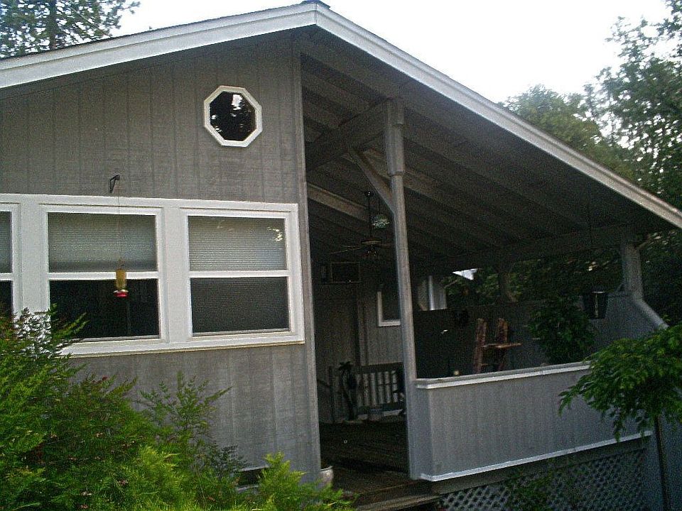 covered deck w/2 skylights