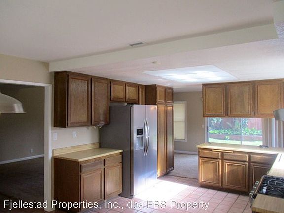 5th image of 864 N Rose St