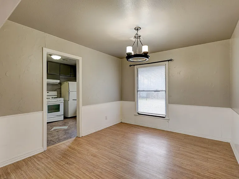 2849 Cambridge Ct — Photo 2