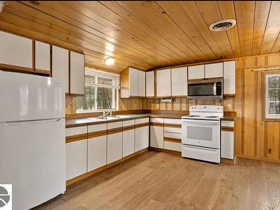 3rd image of 1568 Poplar Dr NE
