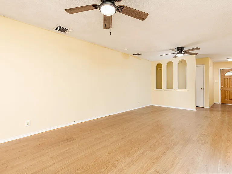4471 Haymarket St — Photo 6