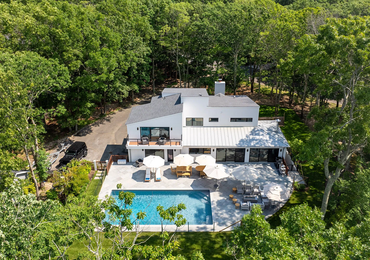 Brand New Southampton Home with Modern Design, Heated Pool — Photo 2