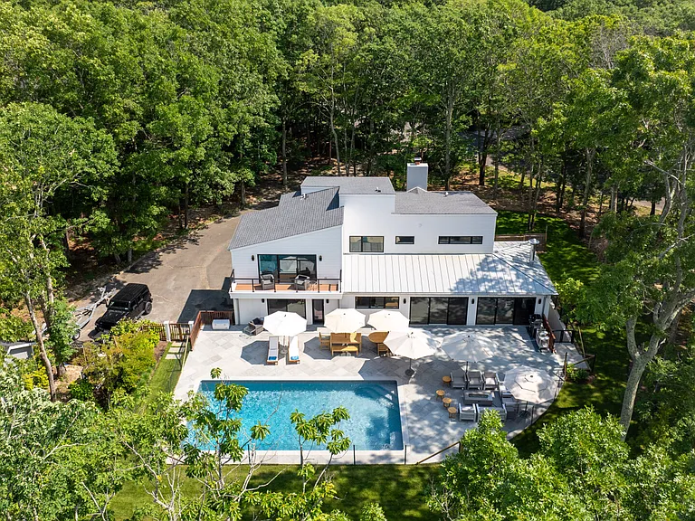 95 Peconic Hills Dr — Photo 2
