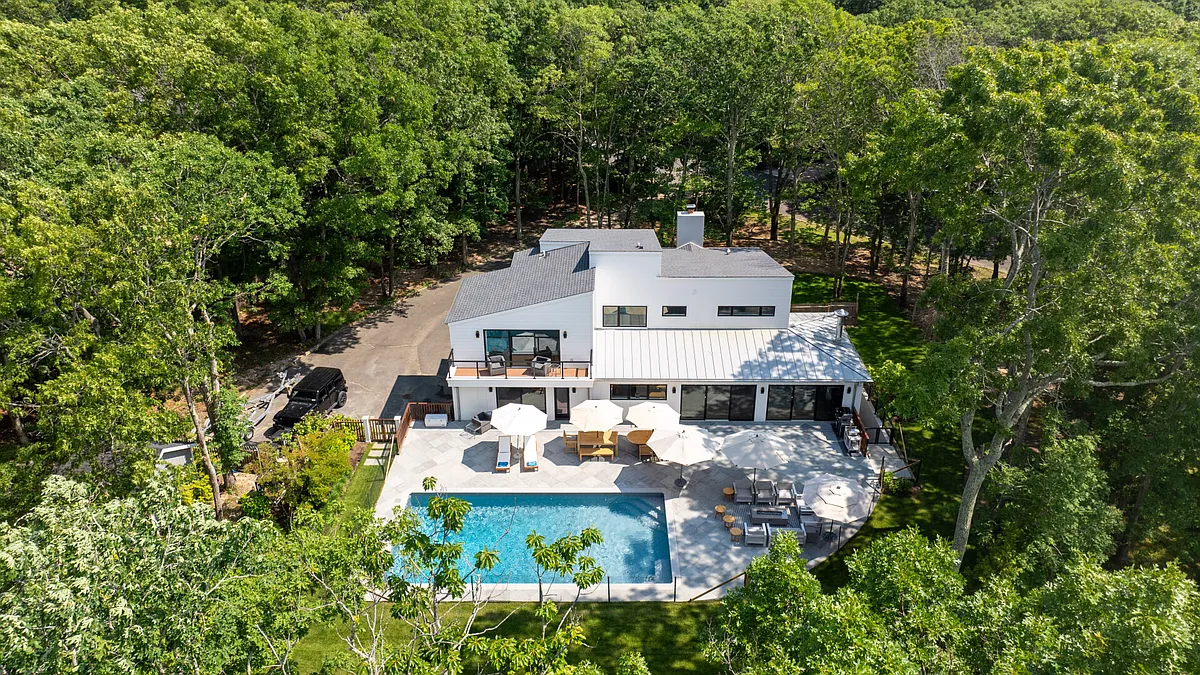 Building Photo - 95 Peconic Hills Dr