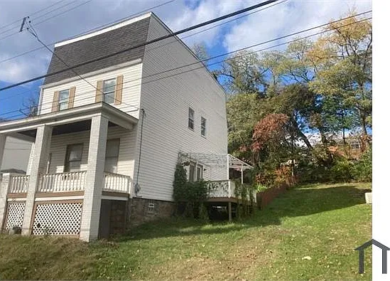 4 bed, 2422 sqft, $2,399 — Photo 2