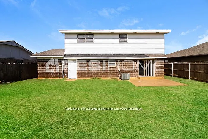 916 NW 9th St — Photo 13
