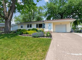 1116 Pinehill Rd, Bettendorf, IA 52722