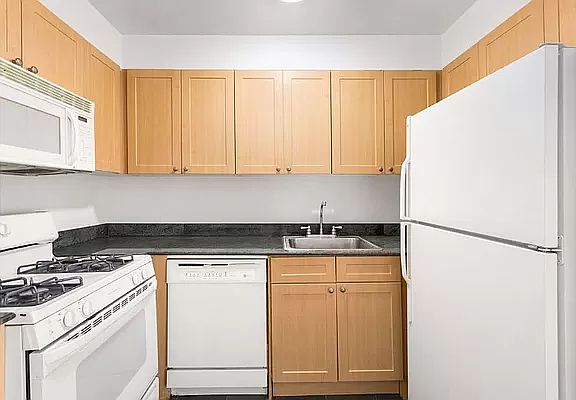 5th image of 308 E 38th St APT 6C