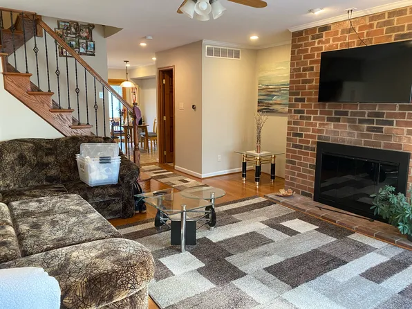 17 Gatehouse Ln, Doylestown, PA 18901